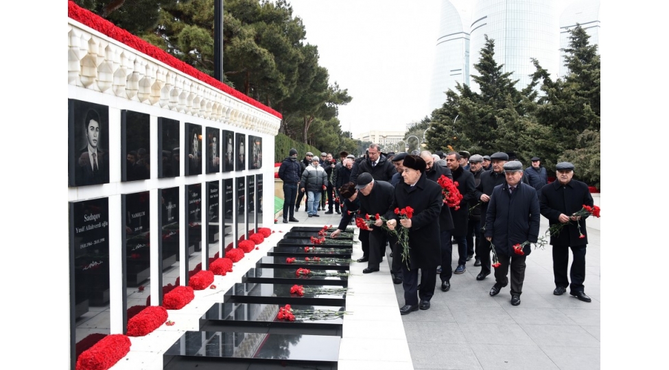 azerbaycan-agsaqqallar-shurasinin-uzvleri-shehidler-xiyabanini-ziyaret-edibler