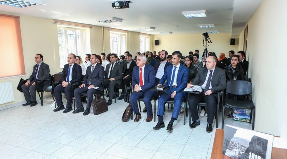 a-de-deyirmi-masa-teshkil-olunub-foto