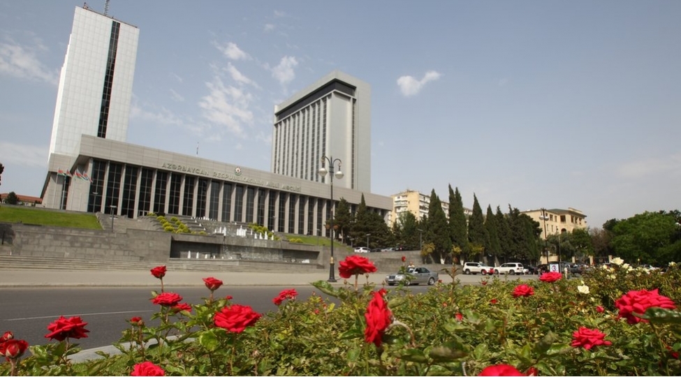 milli-meclisin-yaz-sessiyasinin-ilk-plenar-iclasinin-tarixi-ve-gundeliyi-achiqlanib