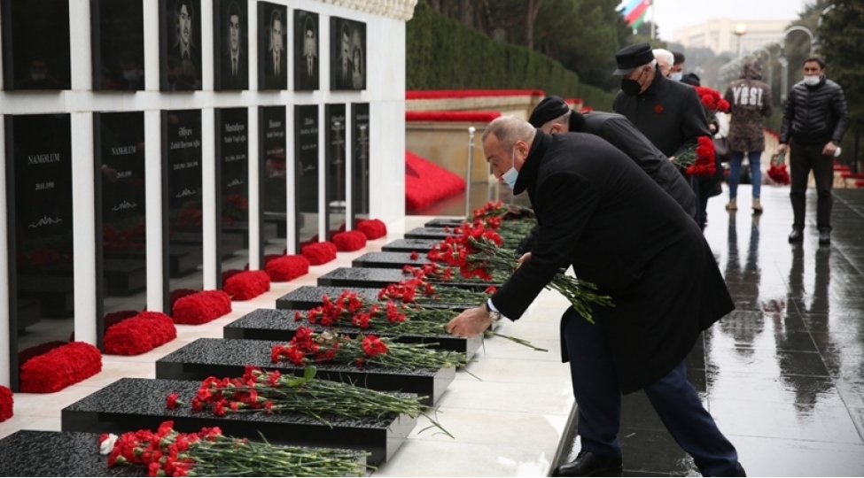 agsaqqallar-shehidlerin-mezarini-ziyaret-edibler-foto