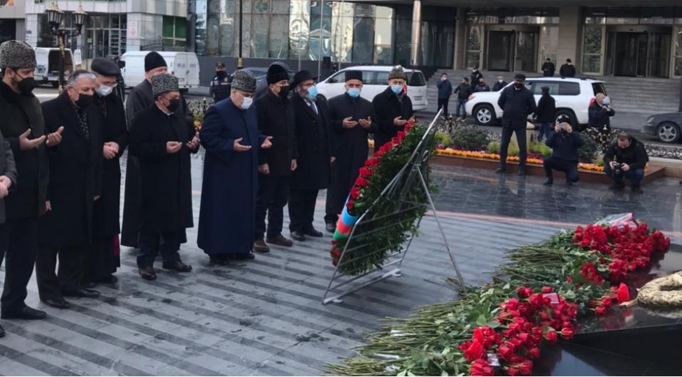 azerbaycandaki-dini-icmalarinin-numayendeleri-ana-harayi-abidesini-ziyaret-edibler-foto