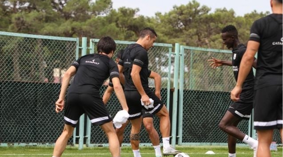neftchi-seneqalli-futbolchulari-baxisha-chagirdi