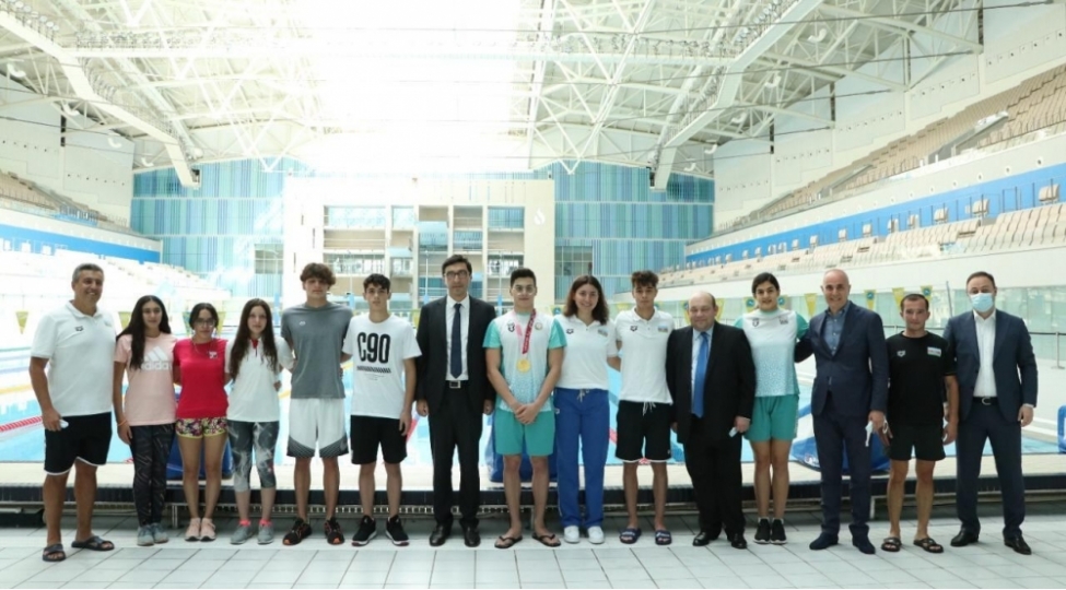 gencler-ve-idman-naziri-milli-komandanin-uzvleri-ve-federasiya-resmileri-ile-gorushub-foto