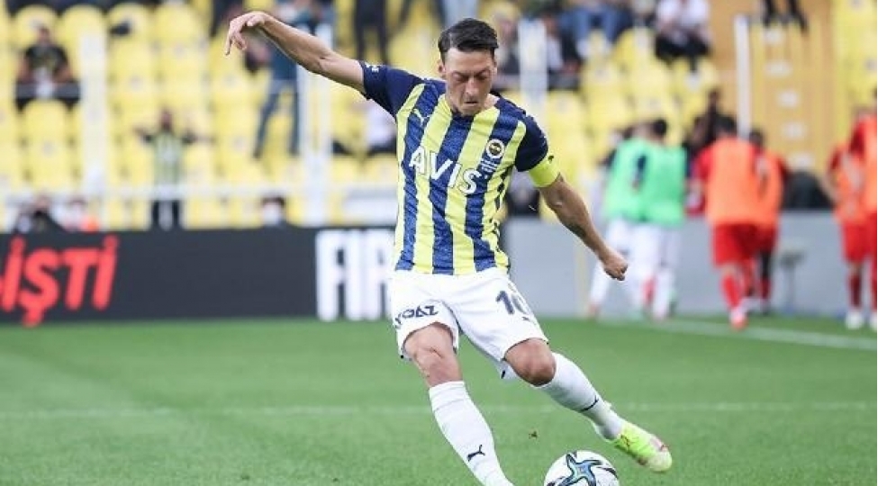 fenerbaxchada-ozile-gore-fikir-ayriligi-yarandi