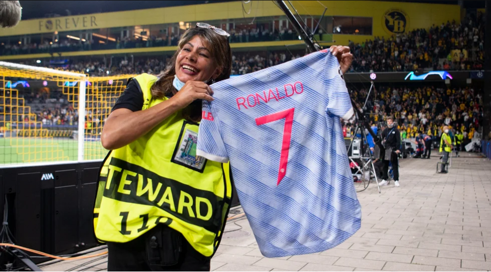 ronaldodan-xesaret-yetirdiyi-qadina-jest