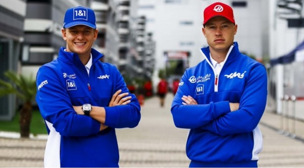 formula-1-komandasi-her-iki-pilotu-ile-muqavileni-yenileyib