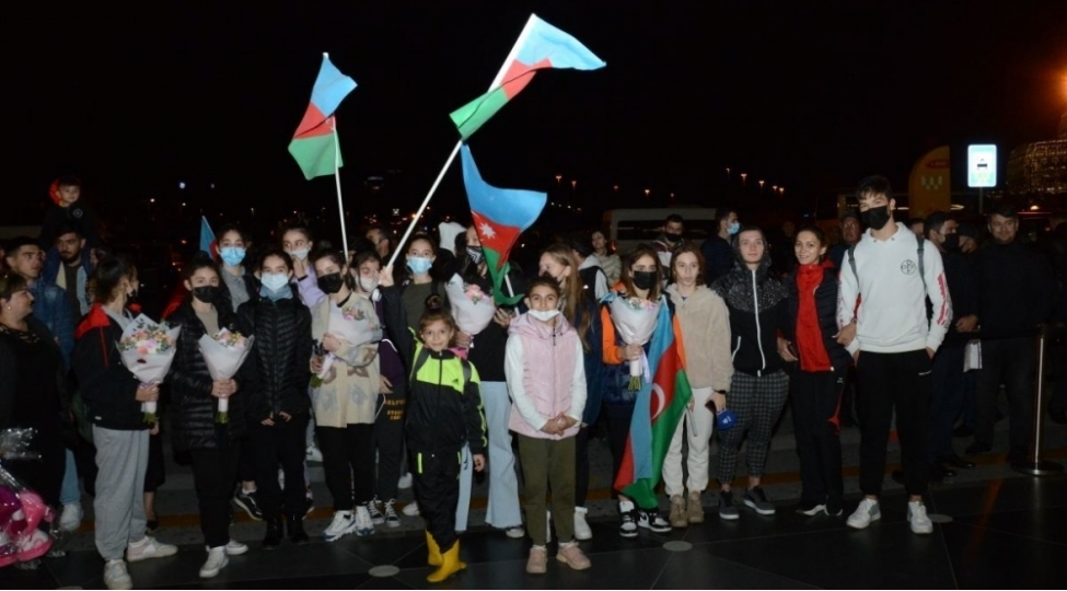 avropa-chempionatinda-ugurla-chixish-eden-akrobatika-gimnastlarimiz-vetene-qayidiblar-fotolar