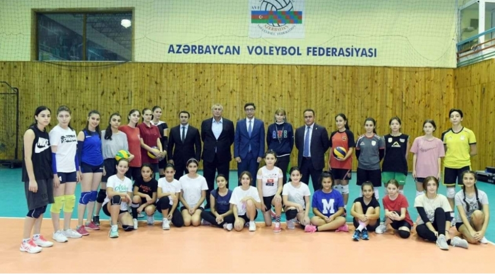 ferid-qayibov-azerbaycan-voleybol-federasiyasinin-fealiyyeti-ile-tanish-olub-foto