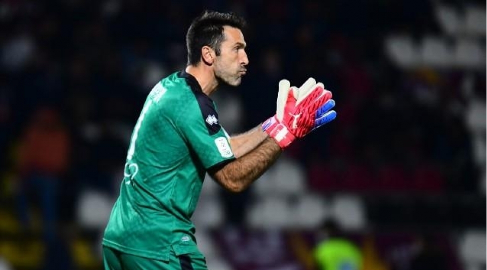 43-yashli-buffon-penalti-qaytardi