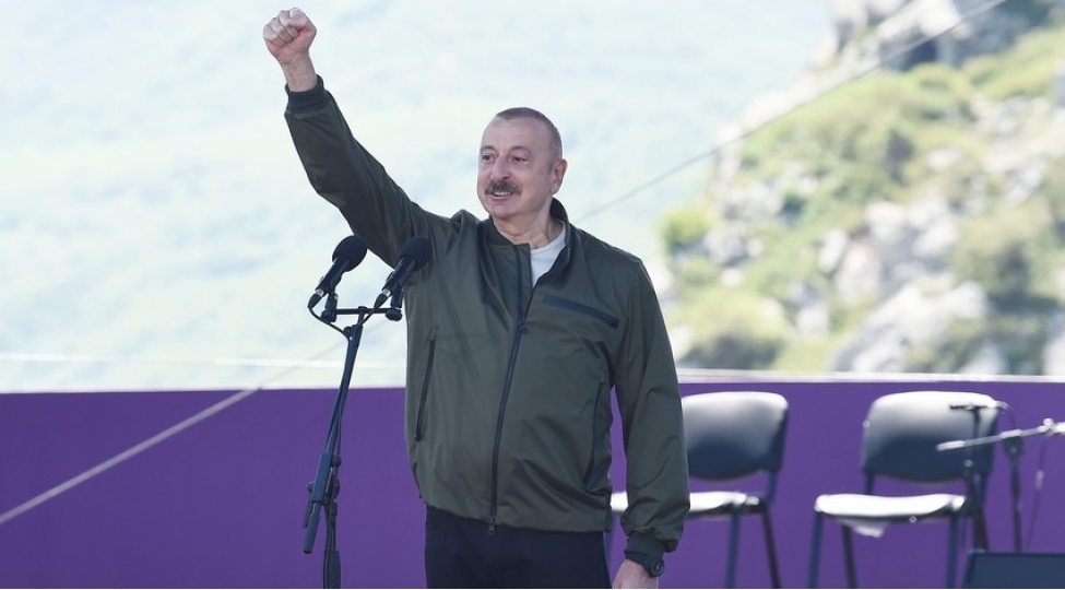 prezident-ilham-eliyev-qalib-komandan