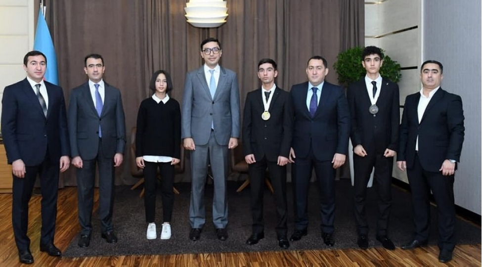 ferid-qayibov-taekvondochularla-gorushub