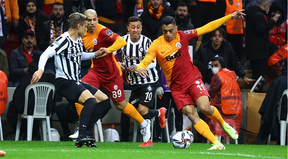 qalatasaray-altayla-bacarmadi-trabzonspor-qelebe-qazandi