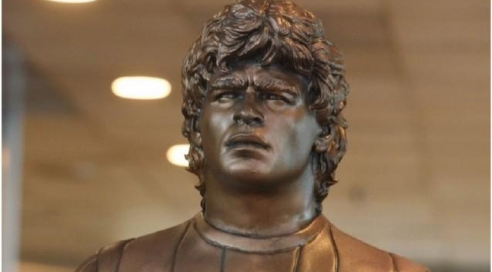 hava-limaninda-maradonanin-heykeli-ucaldildi