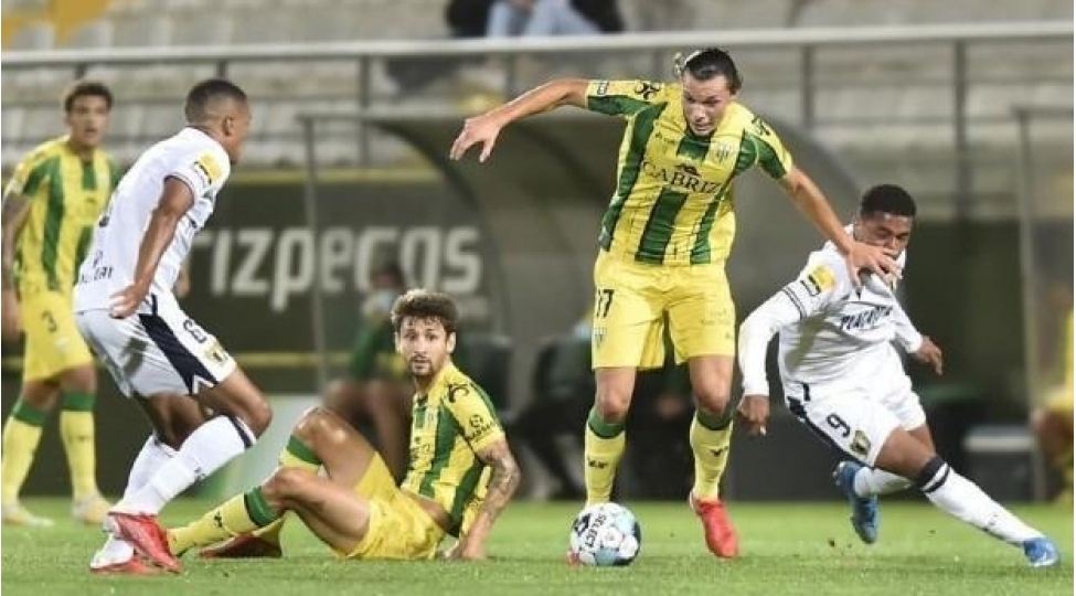 renat-start-heyetde-meydana-chixdi
