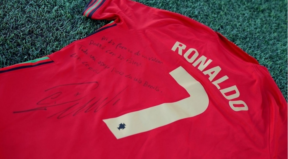 ronaldu-xeyriyye-meqsedile-formasini-herraca-chixarib