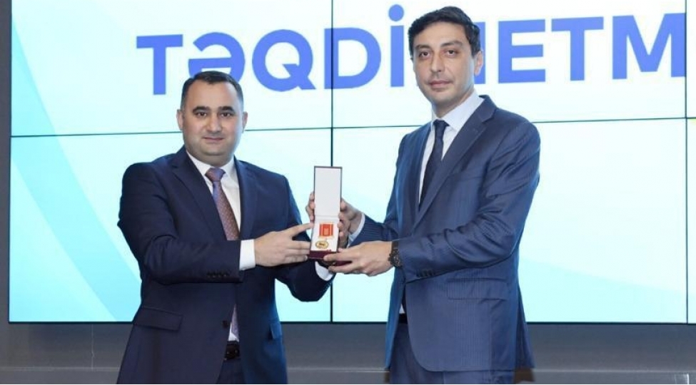 ferid-qayibov-teltif-olunmush-shexslere-mukafatlari-teqdim-edib