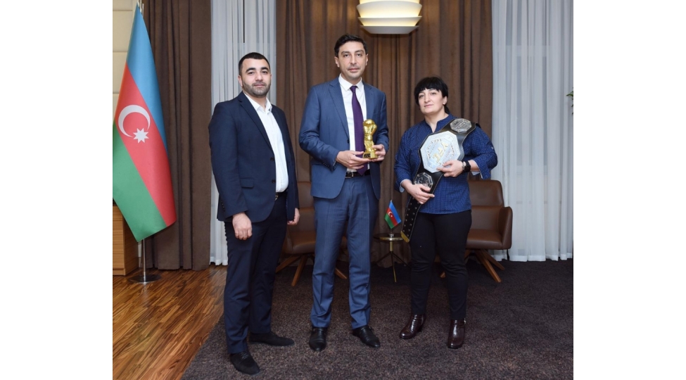 ferid-qayibov-gozel-zutovani-ve-meshqchisini-qebul-edib