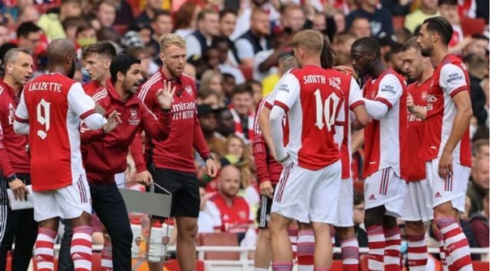 arsenal-3-futbolchusunu-itirdi