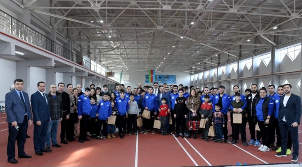 ferid-qayibov-azerbaycan-autizm-assosiasiyasinin-uzvleri-ile-gorushub-foto