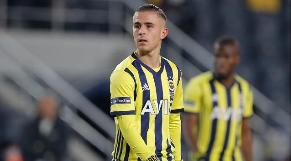 fenerbaxcha-6-futbolchusunu-gonderir