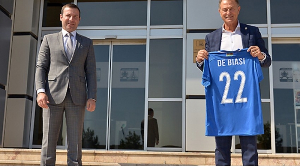 elxan-memmedov-ve-de-byazi-neftchi-qarabag-oyununu-izleyir