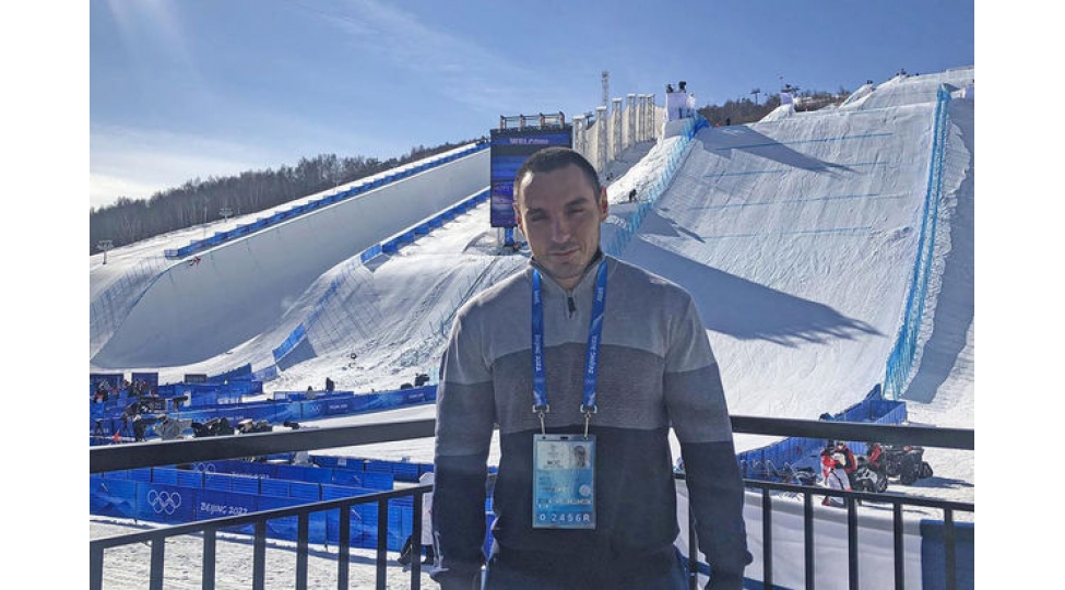 azer-eliyev-pekin-2022-qish-olimpiya-oyunlarinda-dag-yarishlarini-izleyib-fotolar