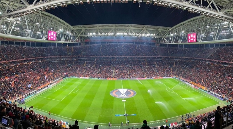 qalatasarayin-stadionu-gunesh-enerjisi-ile-ishleyen-en-guclu-arena-sechilib