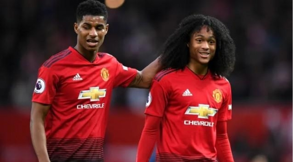 manchester-yunaytedin-futbolchusuna-bichaq-chekdiler