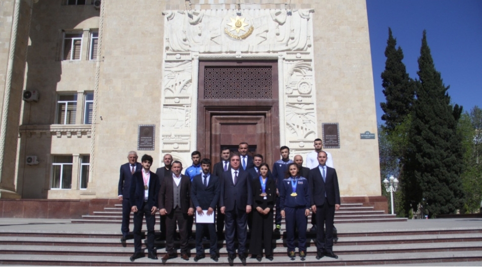 niyazi-bayramov-idmanchilarla-gorush-kechirib-foto