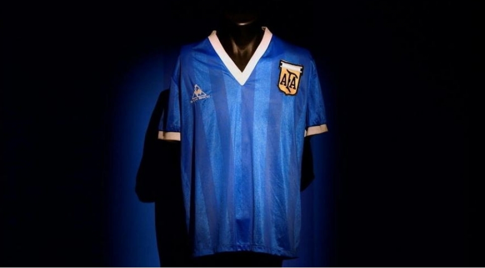 maradonanin-meshhur-futbolkasi-rekord-qiymete-satilib