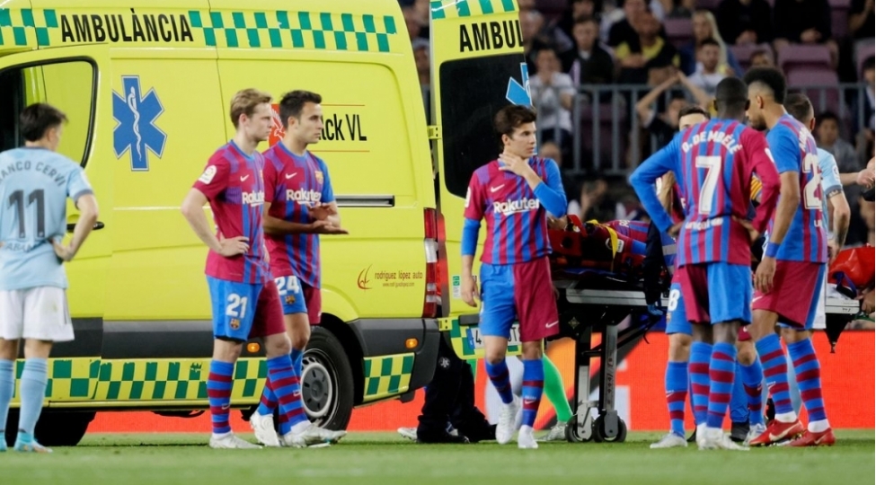 barselonanin-futbolchusu-stadionu-ambulansla-terk-etdi
