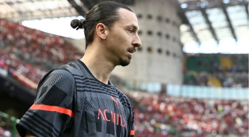 ibrahimovich-milanin-avtobusunun-shushesini-sindirib