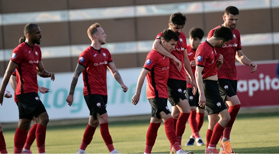 qebele-ecnebi-futbolchusu-ile-yeni-muqavile-baglayib