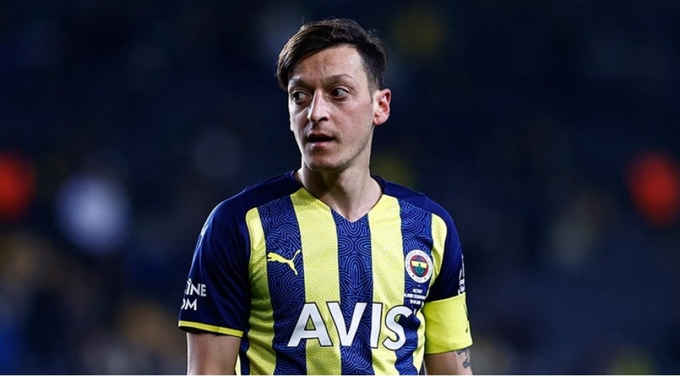fenerbagcha-mesut-ozille-yollarini-ayirib