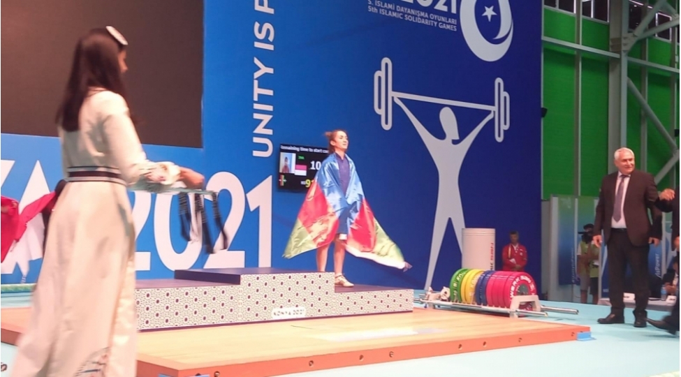 azerbaycan-islamiadada-agirliqqaldirma-novunde-ilk-medalini-qazanib