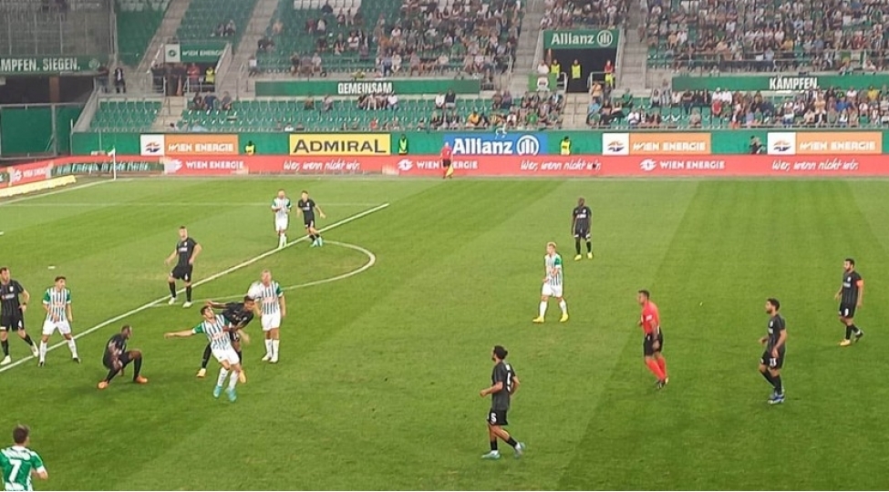 neftchinin-daha-bir-futbolchusu-rapidle-oyunda-zedelenib