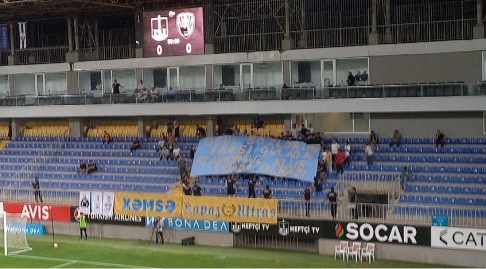 kepez-azarkeshleri-neftchi-ile-oyunda-maraqli-pankart-achib
