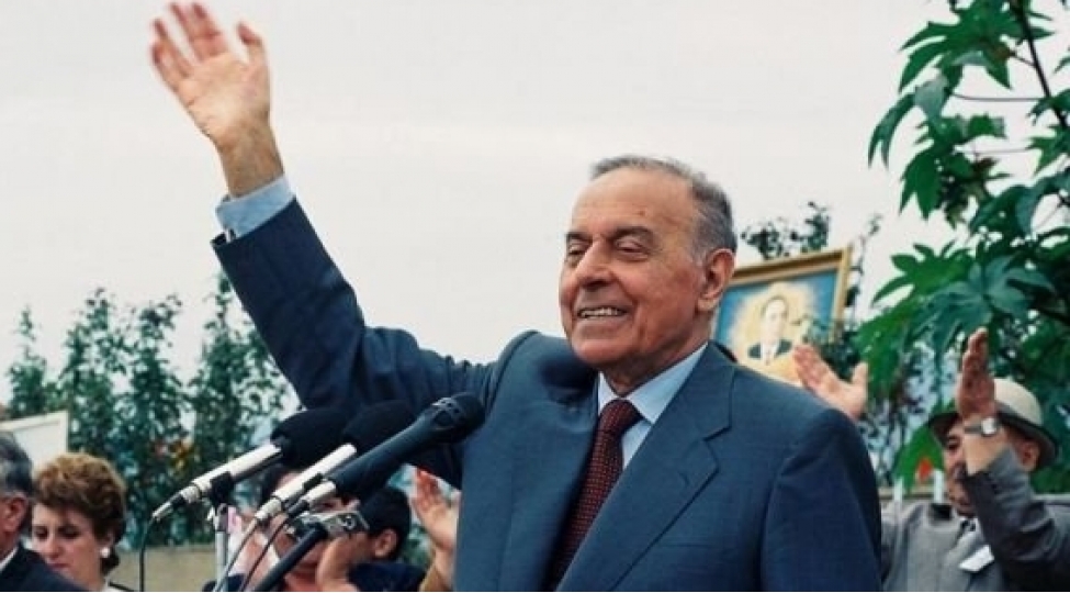 ulu-onder-heyder-eliyevin-xalqimiz-qarshisindaki-en-boyuk-xidmetlerinden-biri-azerbaycan-dovletchiliyinin-xilasidir