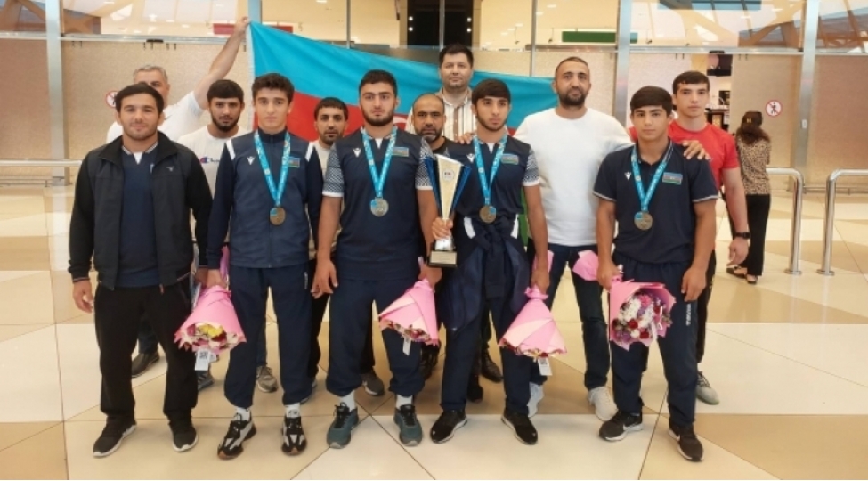 chimerlik-guleshi-uzre-u-17-millimiz-vetene-qayidib