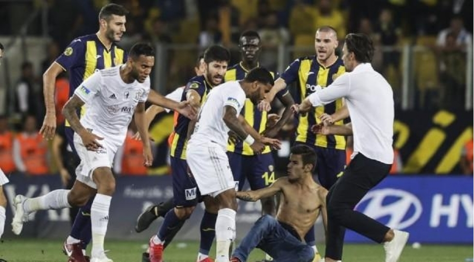 beshiktashin-futbolchularina-hucum-etdi-tepikle-vurdu