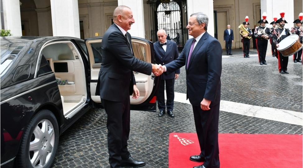 qarshiliqli-etimada-ve-strateji-terefdashliga-esaslanan-xarici-siyaset