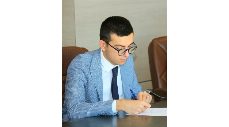 musteqil-azerbaycan-dovleti-ulu-onderin-shah-eseridir