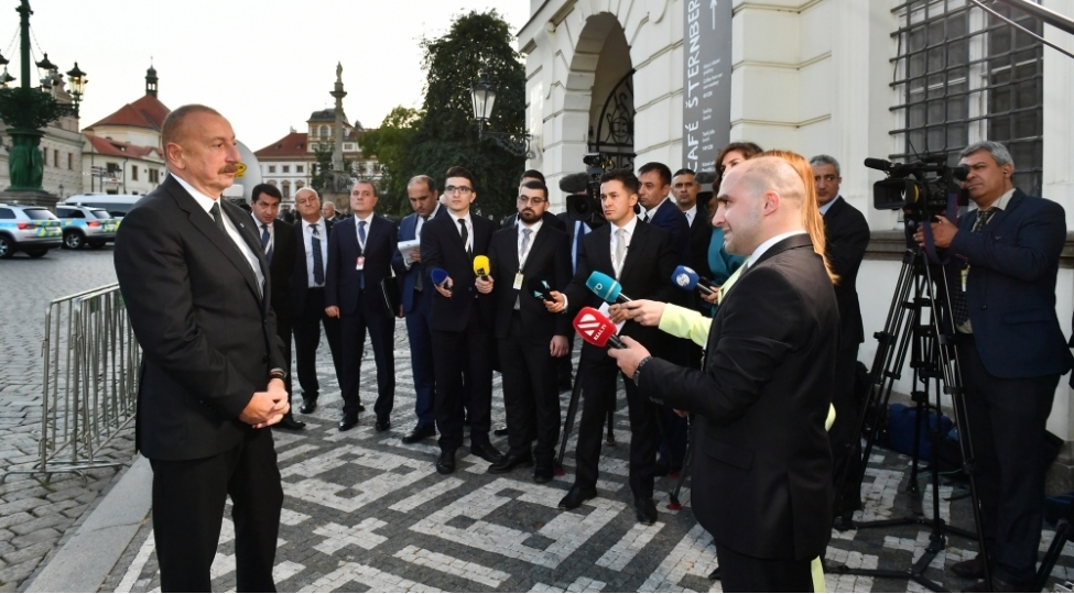 azerbaycan-uzerine-goturduyu-butun-ohdeliklerine-sadiqdir