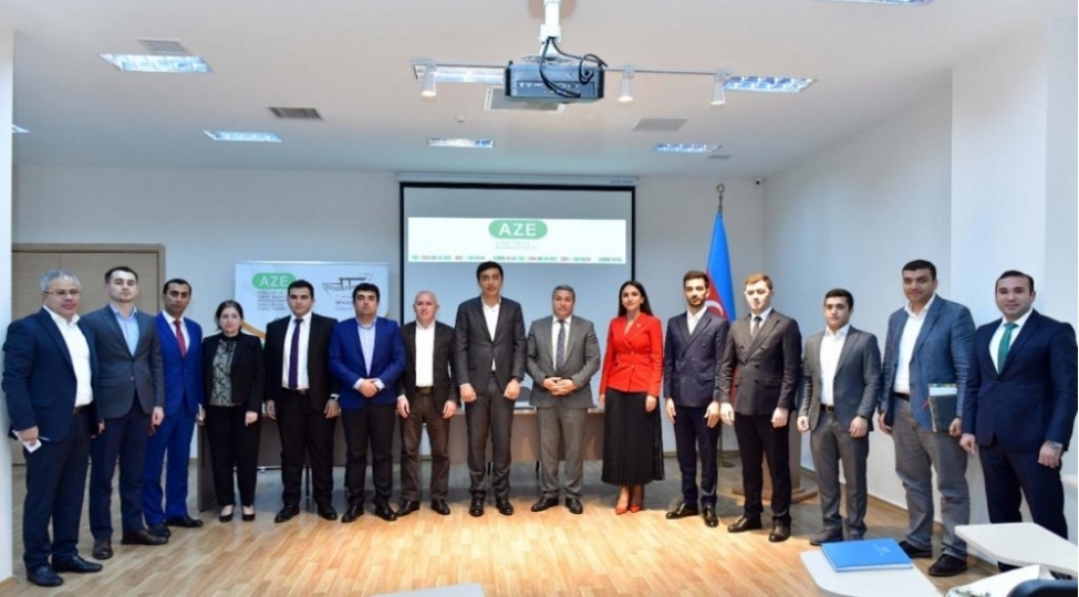 ferid-qayibov-gencler-teshkilatlarinin-rehberlerinin-fikir-ve-tekliflerini-dinleyib
