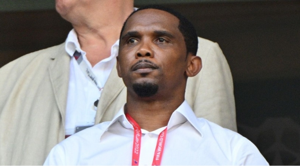 samuel-eto-elcezairli-yutuberin-sifetine-tepikle-zerbe-vurub