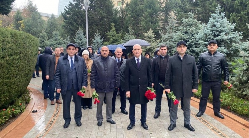 azerkontraktin-emekdashlari-ulu-onder-heyder-eliyevin-xatiresini-yad-edib