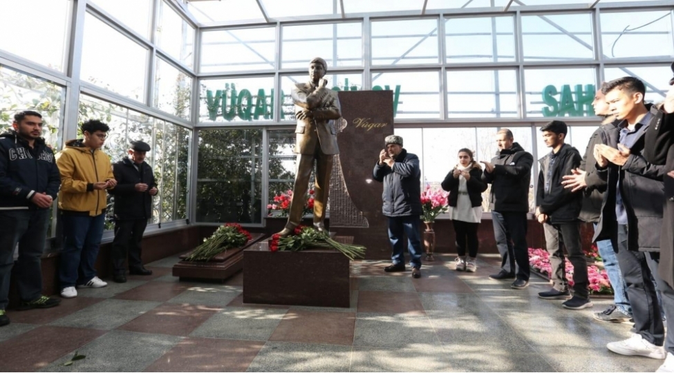 memorial-ishtirakchilari-vuqar-heshimovun-mezarini-ziyaret-edibler