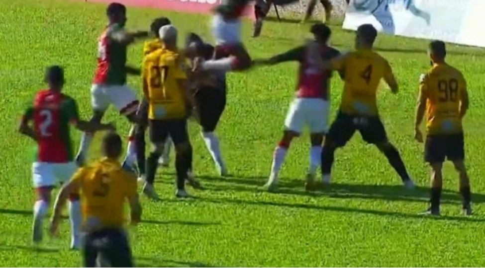 futbolchular-arasinda-kutlevi-dava-olub-video