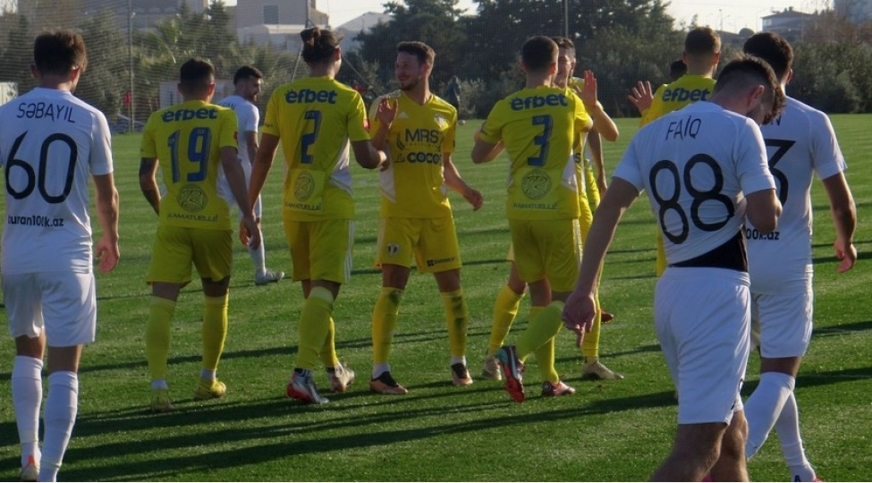 ruminiyanin-petrolul-klubu-butun-futbolchularini-satir