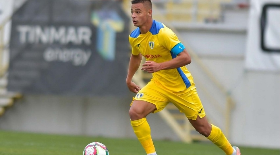 qarabagin-reqibi-ruminiyali-futbolchunu-transfer-edir